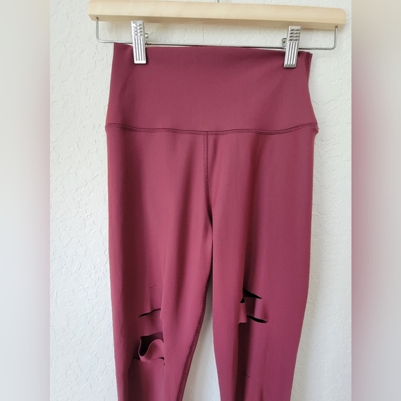 Alo Yoga Warrior Ripped Distressed Red ActiveWorkout Leggings Small - Picture 5 of 11